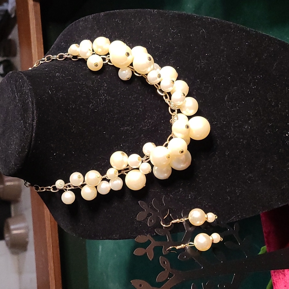 Faux pearl necklace set